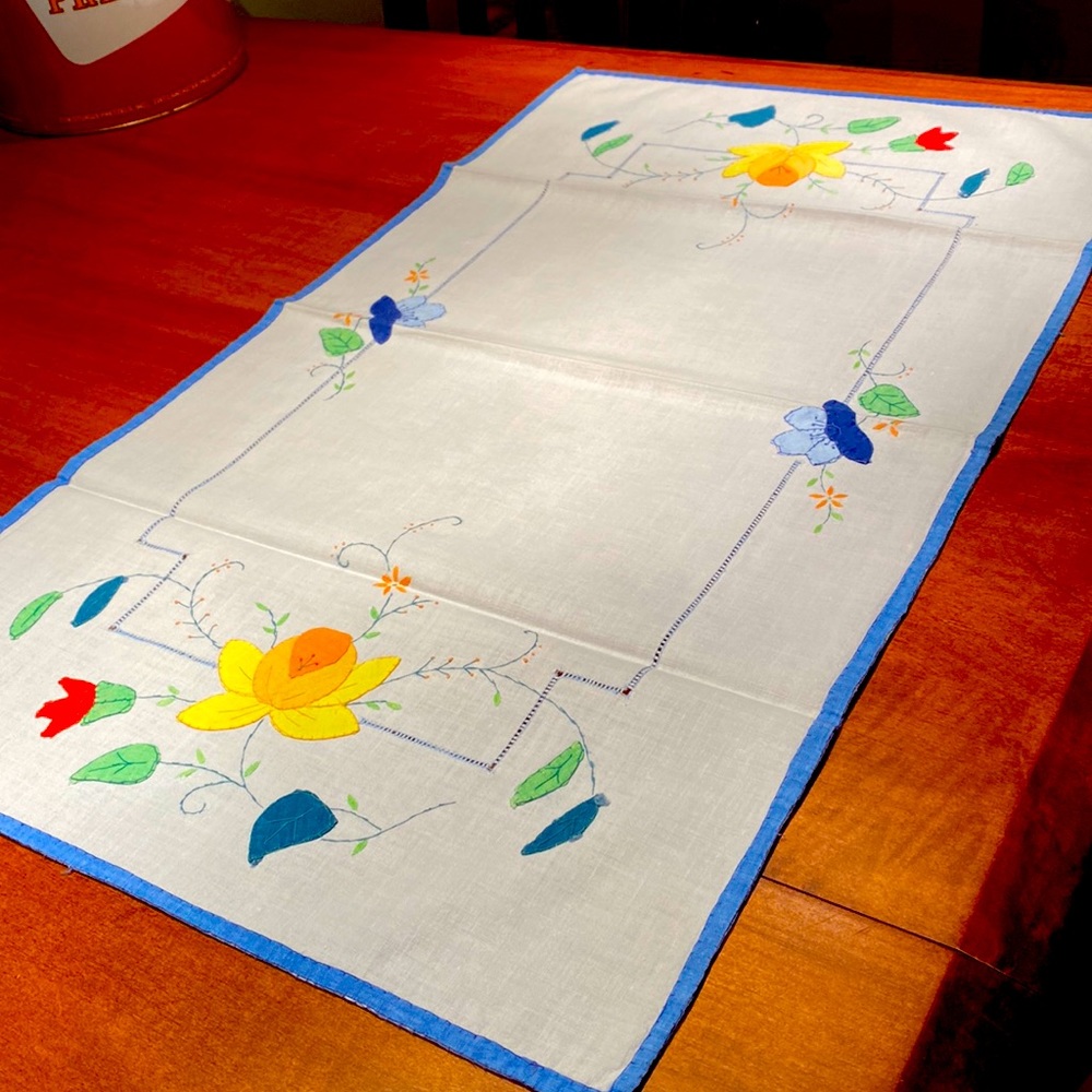 VINTAGE 16 inch by 28 inch runner appliquéd daffodils and tulips on white